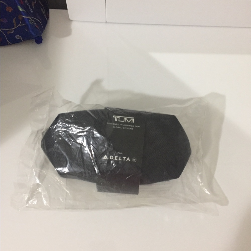 🌈Spring Cleaning 🛍 Tumi toiletry / makeup bag